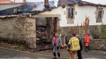  El avance de las llamas en el incendio que asola a los municipios lucenses de Pantón y Sober.