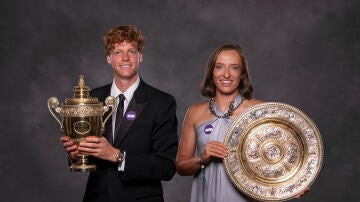 Jannik Sinner e Iga Swiatek, campeones de la última edición de Wimbledon