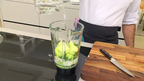 Vierte el de agua, sazona la mezcla y tritura los ingredientes Vierte el de agua, sazona la mezcla y tritura los ingredientes