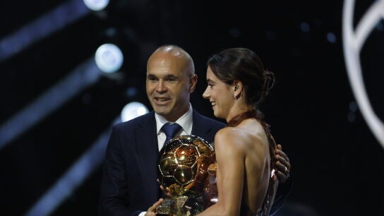 Aitana Bonmat&iacute; recibe su tercer Bal&oacute;n de Oro de mano de Andr&eacute;s Iniesta
