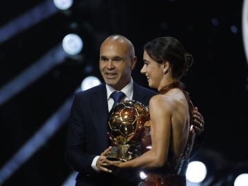 Aitana Bonmatí recibe su tercer Balón de Oro de mano de Andrés Iniesta
