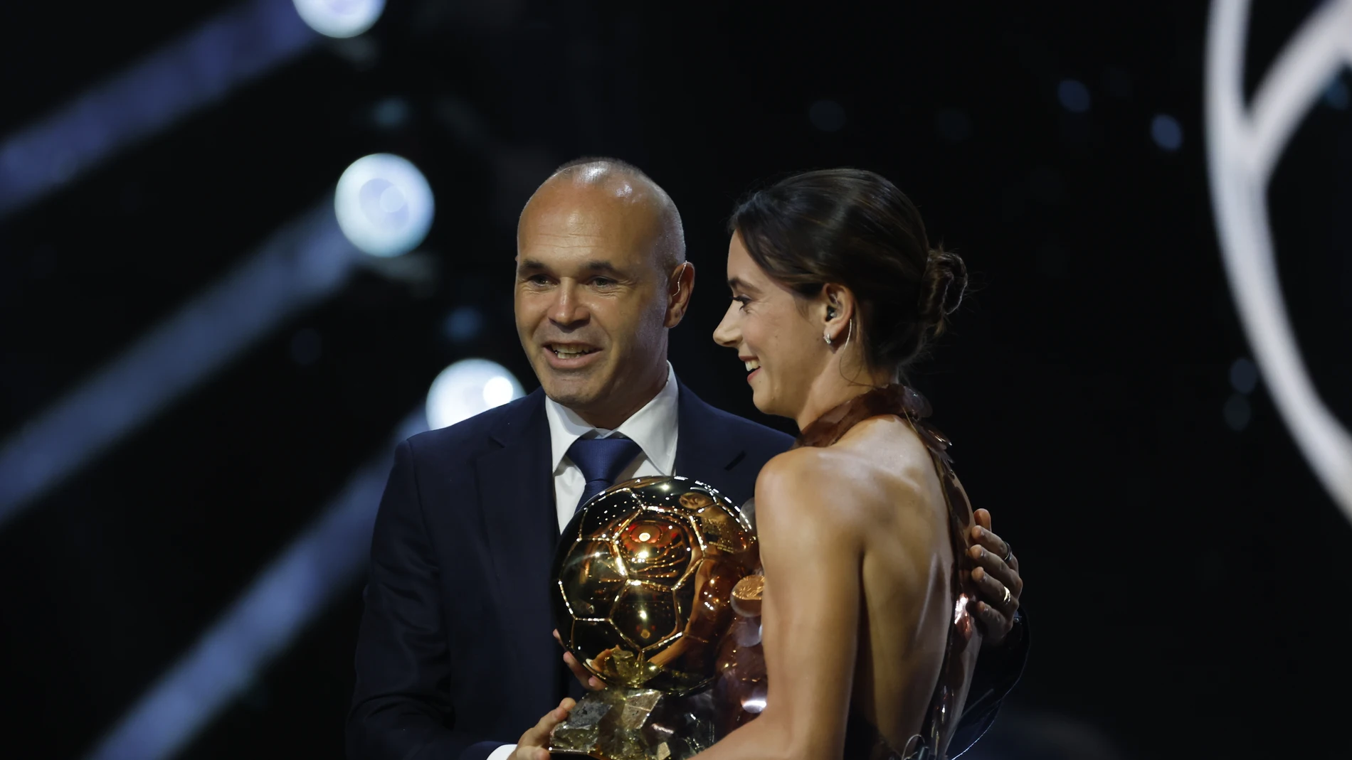 Aitana Bonmatí recibe su tercer Balón de Oro de mano de Andrés Iniesta Aitana Bonmatí recibe su tercer Balón de Oro de mano de Andrés Iniesta