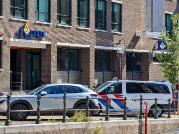 Un vehículo de Policía aparcado enfrente de la comisaría de Ámsterdam. 