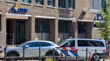 Un vehículo de Policía aparcado enfrente de la comisaría de Ámsterdam. 
