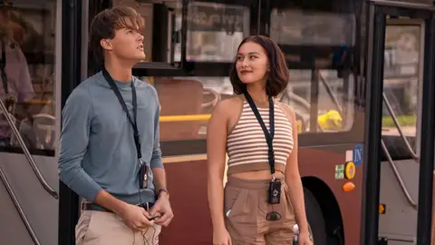 Chris Brieny y Lola Tung en El verano en que me enamoré Chris Brieny y Lola Tung en El verano en que me enamoré