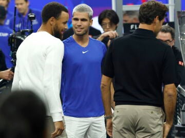 Carlos Alcaraz conversa con Curry y Federer