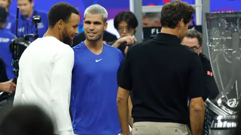 Carlos Alcaraz conversa con Curry y Federer Carlos Alcaraz conversa con Curry y Federer