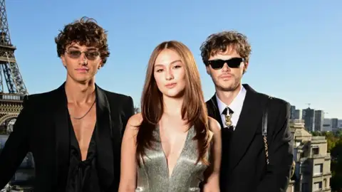 Gavin Casalegno, Lola Tung y Chris Briney en la premiere en París de El verano en que me enamoré Gavin Casalegno, Lola Tung y Chris Briney en la premiere en París de El verano en que me enamoré