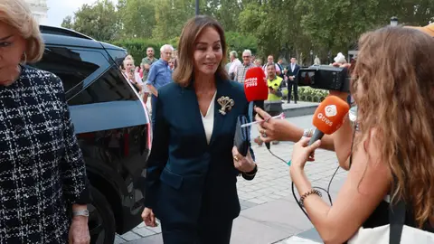 Isabel Preysler responde a la prensa Isabel Preysler responde a la prensa