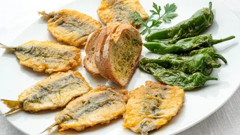Sardinas rebozadas con pimientos verdes y pan de ajo, una receta muy barata y rica de Karlos Arguiñano Sardinas rebozadas con pimientos verdes y pan de ajo, una receta muy barata y rica de Karlos Arguiñano