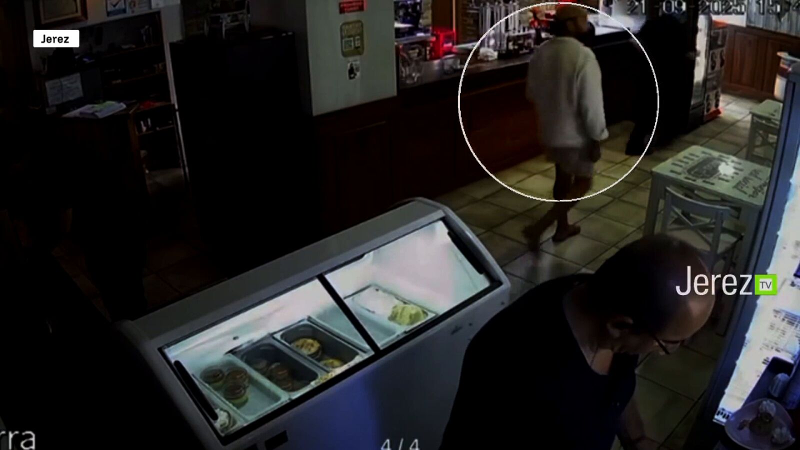Las insólitas imágenes de tres individuos haciendo un 'simpa' de 180 euros en un restaurante de Jerez