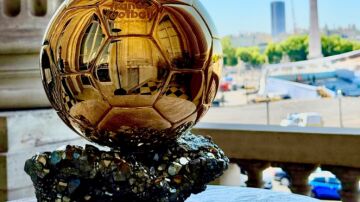 Imagen del Balón de Oro que se entregará este lunes en París