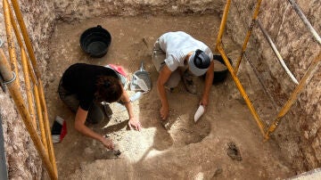 Trabajos de exhumación en un parque de Cañada Rosal, Sevilla. 