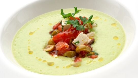 Gazpacho de aguacate y pepino con sus toques, de Joseba Argui&ntilde;ano