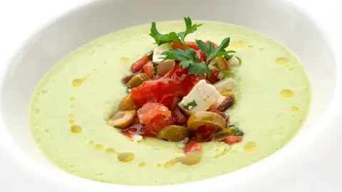 Gazpacho de aguacate y pepino con sus toques, de Joseba Arguiñano Gazpacho de aguacate y pepino con sus toques, de Joseba Arguiñano