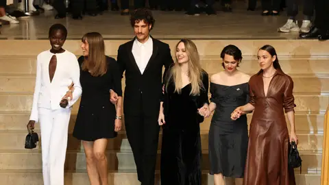 La directora Alice Winocour con Angelina Jolie, Louis Garrel, Garance Marillier, Anyier Anei y Ella Rumpf presentandom Couture en el Festival de Cine de San Sebastián La directora Alice Winocour con Angelina Jolie, Louis Garrel, Garance Marillier, Anyier Anei y Ella Rumpf presentandom Couture en el Festival de Cine de San Sebastián