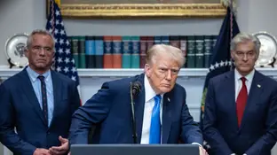 Donald Trump escuchando las preguntas de un periodista Trump usa Cuba para justificar el vínculo entre el autismo y el paracetamol: "Allí no hay porque no tienen dinero para el medicamento"