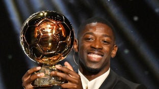 Ousmane Demb&eacute;l&eacute; con el Bal&oacute;n de Oro 2025