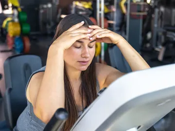 Mujer cansada en el gimnasio Mujer cansada en el gimnasio