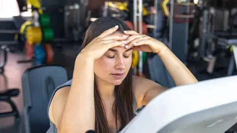 Mujer cansada en el gimnasio Mujer cansada en el gimnasio