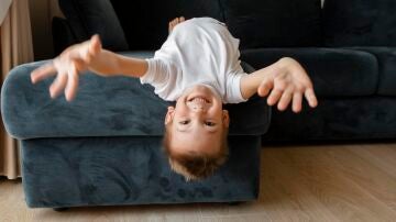 Un niño jugando en el sofá