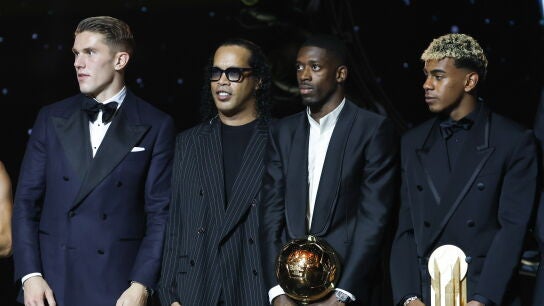 Ronaldinho, junto a Demb&eacute;l&eacute; y Lamine Yamal