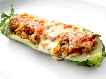 Calabacín relleno de verduras con queso