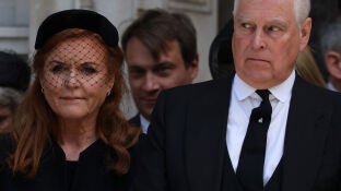 La duquesa de York y su exmarido el pr&iacute;ncipe Andr&eacute;s, en el funeral de la duquesa de Kent.