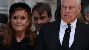 Sarah Ferguson cae en desgracia por el Caso Epstein La duquesa de York y su exmarido el príncipe Andrés, en el funeral de la duquesa de Kent.