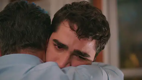 "Eres mi hijo y te quiero": Ferit comprende el precio de su apellido en una emotiva charla con su padre "Eres mi hijo y te quiero": Ferit comprende el precio de su apellido en una emotiva charla con su padre