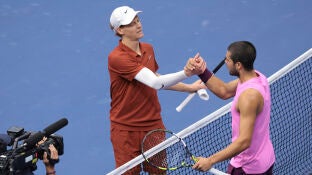 Carlos Alcaraz y Jannik Sinner se estrechan la mano tras la final del US Open