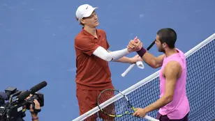 Carlos Alcaraz y Jannik Sinner se estrechan la mano tras la final del US Open