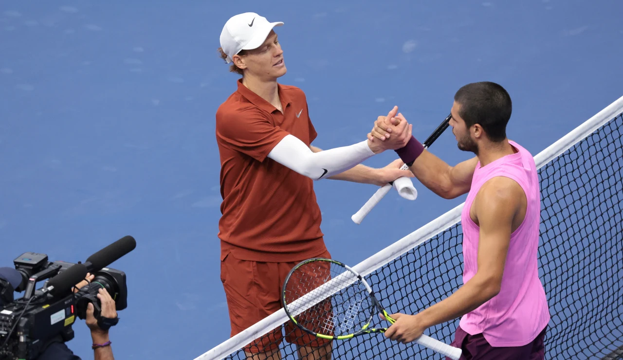 Carlos Alcaraz y Jannik Sinner se estrechan la mano tras la final del US Open