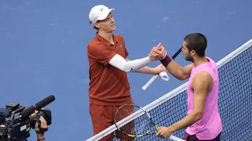Carlos Alcaraz y Jannik Sinner se estrechan la mano tras la final del US Open Carlos Alcaraz y Jannik Sinner se estrechan la mano tras la final del US Open