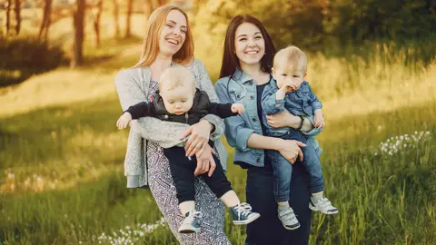 Dos amigas con sus hijos en el parque Dos amigas con sus hijos en el parque