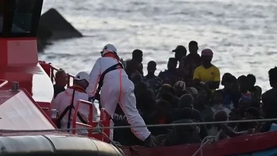 Casi 200 personas a bordo de un cayuco llegan a El Hierro, el segundo de grandes dimensiones en una semana Casi 200 personas a bordo de un cayuco llegan a El Hierro, el segundo de grandes dimensiones en una semana