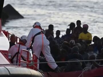 Casi 200 personas a bordo de un cayuco llegan a El Hierro, el segundo de grandes dimensiones en una semana