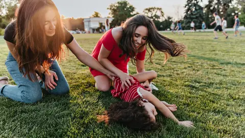 Dos amigas jugando con unas de sus hijas Dos amigas jugando con unas de sus hijas