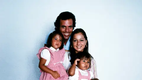 Julio Iglesias e Isabel Preysler con Chábeli y Julio José Julio Iglesias e Isabel Preysler con Chábeli y Julio José