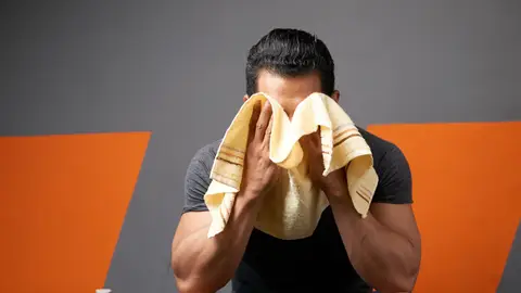 Un hombre cansado tras hacer ejercicio Un hombre cansado tras hacer ejercicio