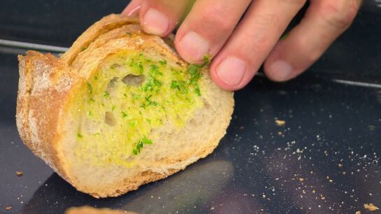 El truco infalible de Argui&ntilde;ano para hacer un pan de ajo sabroso y en su punto