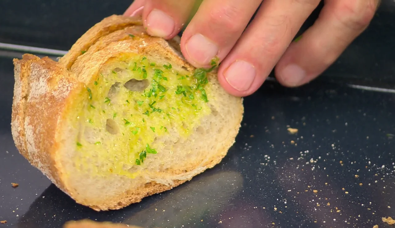 El truco infalible de Arguiñano para hacer un pan de ajo sabroso y en su punto