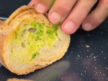 El truco infalible de Arguiñano para hacer un pan de ajo sabroso y en su punto