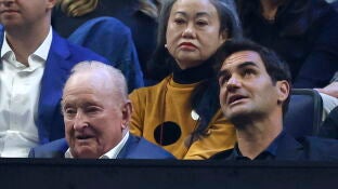 Roger Federer conversa con Rod Laver en la Laver Cup