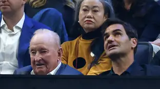 Roger Federer conversa con Rod Laver en la Laver Cup Roger Federer conversa con Rod Laver en la Laver Cup