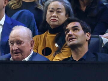 Roger Federer conversa con Rod Laver en la Laver Cup