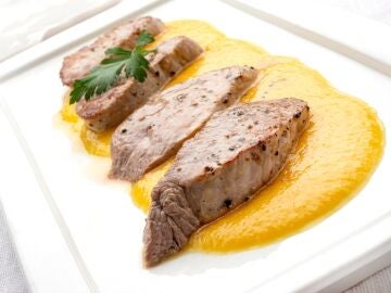 Solomillo de cerdo con salsa de melocotón