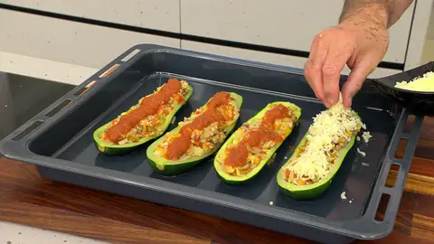 Rellena los calabacines y ponlos en una bandeja de horno Rellena los calabacines y ponlos en una bandeja de horno