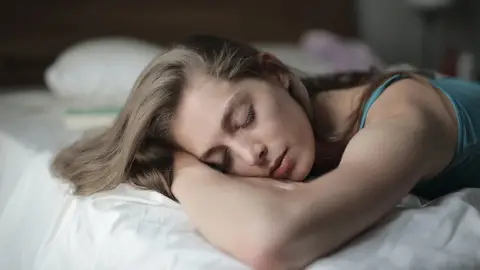 Una mujer durmiendo Una mujer durmiendo