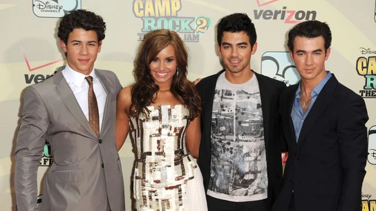 Demi Lovato y los Jonas Brothers: Nick, Joe y Kevin, en 2010 Demi Lovato y los Jonas Brothers: Nick, Joe y Kevin, en 2010